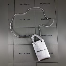 Парижский серебристый, новый член семейства сумок Balenciaga из к