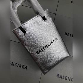 Парижский серебристый, новый член семейства сумок Balenciaga из к