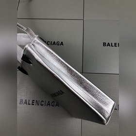 Парижский серебристый, новый член семейства сумок Balenciaga из к