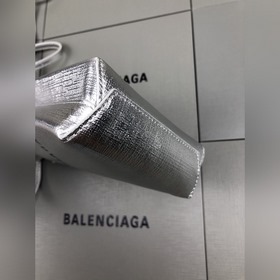 Парижский серебристый, новый член семейства сумок Balenciaga из к