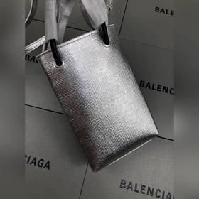 Парижский серебристый, новый член семейства сумок Balenciaga из к
