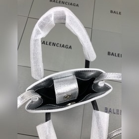 Парижский серебристый, новый член семейства сумок Balenciaga из к