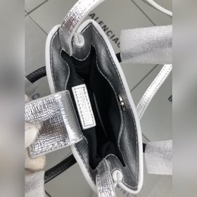 Парижский серебристый, новый член семейства сумок Balenciaga из к
