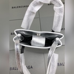 Парижский серебристый, новый член семейства сумок Balenciaga из к