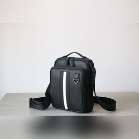 Новейшая сумка для фотоаппарата с двойной молнией от Bally, оснащ