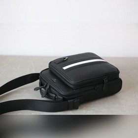 Новейшая сумка для фотоаппарата с двойной молнией от Bally, оснащ