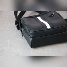 Новейшая сумка для фотоаппарата с двойной молнией от Bally, оснащ