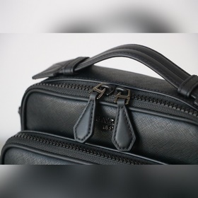 Новейшая сумка для фотоаппарата с двойной молнией от Bally, оснащ