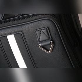 Новейшая сумка для фотоаппарата с двойной молнией от Bally, оснащ