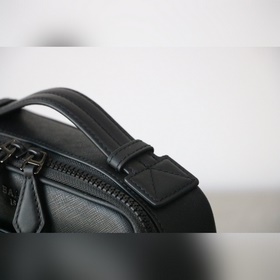 Новейшая сумка для фотоаппарата с двойной молнией от Bally, оснащ
