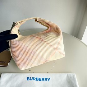 Новая сумка-ланчбокс Burberry Размеры： 21,5 x 10,5 x 23 см Мягкая