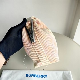 Новая сумка-ланчбокс Burberry Размеры： 21,5 x 10,5 x 23 см Мягкая