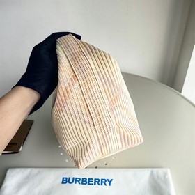 Новая сумка-ланчбокс Burberry Размеры： 21,5 x 10,5 x 23 см Мягкая