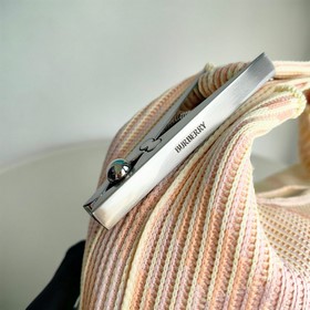 Новая сумка-ланчбокс Burberry Размеры： 21,5 x 10,5 x 23 см Мягкая