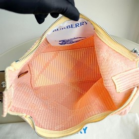 Новая сумка-ланчбокс Burberry Размеры： 21,5 x 10,5 x 23 см Мягкая