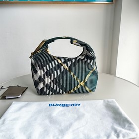 Новая сумка-ланчбокс от Burberry Размеры： 21,5 x 10,5 x 23 см Мяг