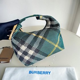 Новая сумка-ланчбокс от Burberry Размеры： 21,5 x 10,5 x 23 см Мяг