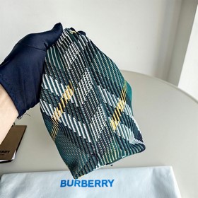 Новая сумка-ланчбокс от Burberry Размеры： 21,5 x 10,5 x 23 см Мяг
