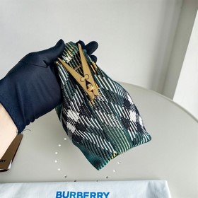 Новая сумка-ланчбокс от Burberry Размеры： 21,5 x 10,5 x 23 см Мяг