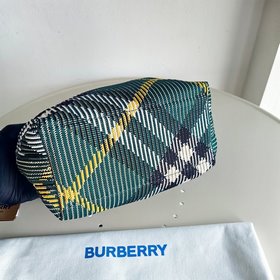 Новая сумка-ланчбокс от Burberry Размеры： 21,5 x 10,5 x 23 см Мяг
