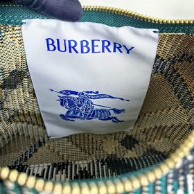 Новая сумка-ланчбокс от Burberry Размеры： 21,5 x 10,5 x 23 см Мяг