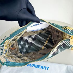 Новая сумка-ланчбокс от Burberry Размеры： 21,5 x 10,5 x 23 см Мяг