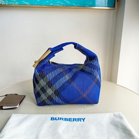 Новая сумка-ланчбокс Burberry Размеры： 21,5 x 10,5 x 23 см Мягкая