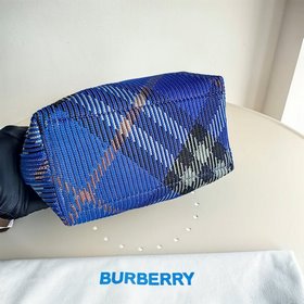 Новая сумка-ланчбокс Burberry Размеры： 21,5 x 10,5 x 23 см Мягкая