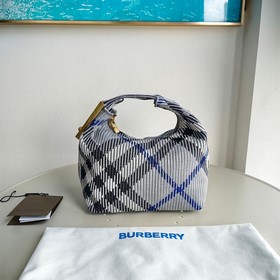 Новая сумка-ланчбокс от Burberry Размеры： 21,5 x 10,5 x 23 см Мяг