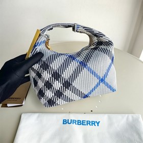 Новая сумка-ланчбокс от Burberry Размеры： 21,5 x 10,5 x 23 см Мяг