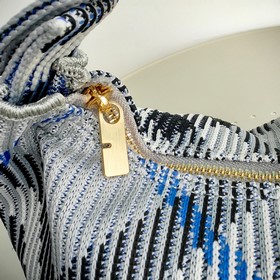 Новая сумка-ланчбокс от Burberry Размеры： 21,5 x 10,5 x 23 см Мяг