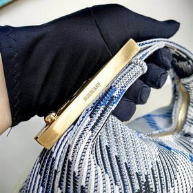 Новая сумка-ланчбокс от Burberry Размеры： 21,5 x 10,5 x 23 см Мяг
