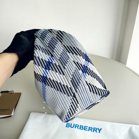 Новая сумка-ланчбокс от Burberry Размеры： 21,5 x 10,5 x 23 см Мяг