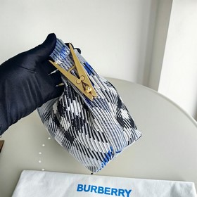 Новая сумка-ланчбокс от Burberry Размеры： 21,5 x 10,5 x 23 см Мяг
