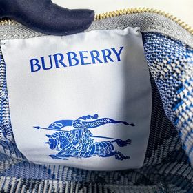 Новая сумка-ланчбокс от Burberry Размеры： 21,5 x 10,5 x 23 см Мяг