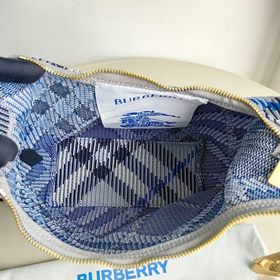 Новая сумка-ланчбокс от Burberry Размеры： 21,5 x 10,5 x 23 см Мяг