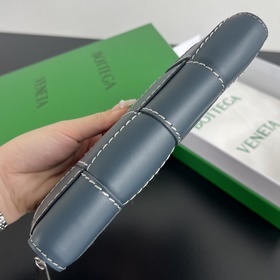 Кошелек B с плетеными швами 748054 Средней ширины плетеные швы с