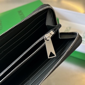 Мужской кожаный кошелек 593217 изготовлен из классической плетено