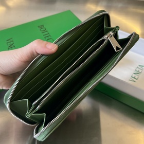 Мужской кожаный кошелек 593217 изготовлен из классической плетено