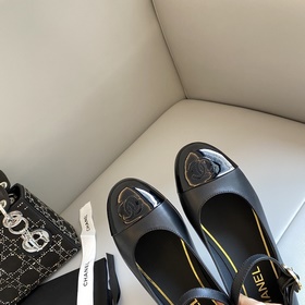 【Chanel】 Новинка от Chanel – туфли Mary Jane с цветочным узором! 