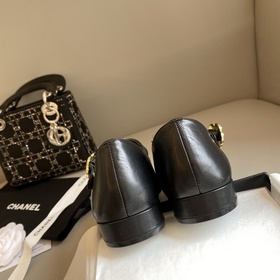 【Chanel】 Новинка от Chanel – туфли Mary Jane с цветочным узором! 