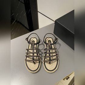 CHANEL 2025 Новая модель плетеных пляжных сандалий, доступна в ма