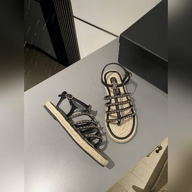 CHANEL 2025 Новая модель плетеных пляжных сандалий, доступна в ма