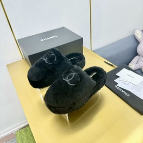 chanel Белые тапочки с вышитым логотипом и меховой подкладкой. Но
