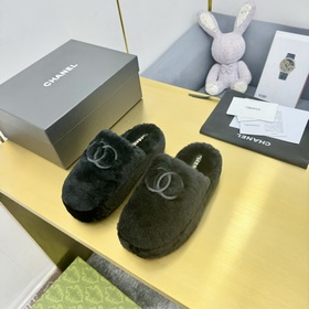 chanel Белые тапочки с вышитым логотипом и меховой подкладкой. Но