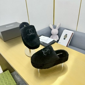 chanel Белые тапочки с вышитым логотипом и меховой подкладкой. Но