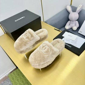 chanel Белые тапочки с вышитым логотипом и меховой подкладкой. Но