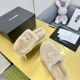 chanel Белые тапочки с вышитым логотипом и меховой подкладкой. Но