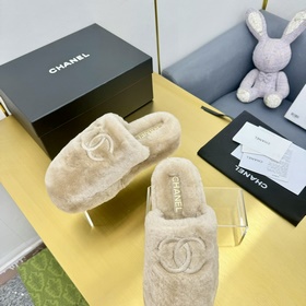 chanel Белые тапочки с вышитым логотипом и меховой подкладкой. Но