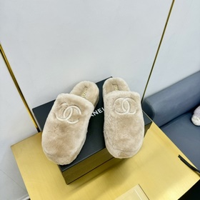 chanel Белые тапочки с вышитым логотипом и меховой подкладкой. Но
